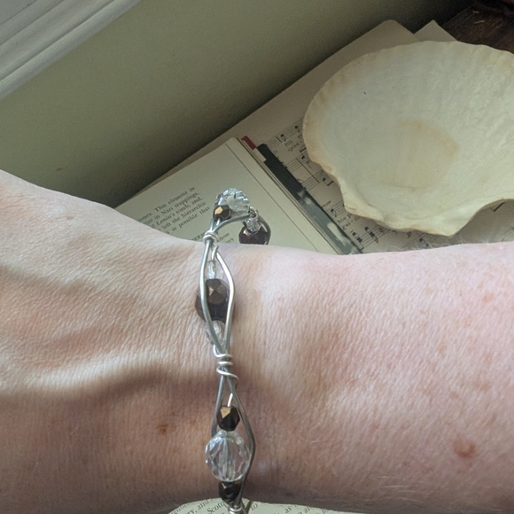 Elegant Silver and Black Beaded Bracelet - Picture 8 of 8